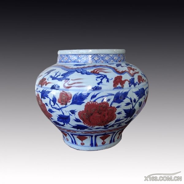 青花釉里红缠枝花卉龙纹大罐.jpg