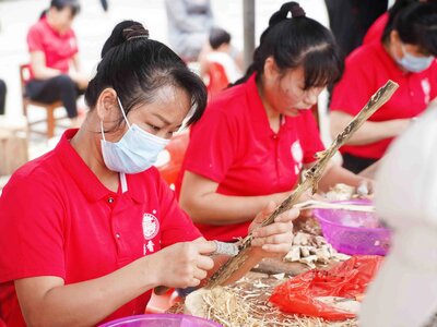 澄迈县总工会联合加乐镇政府举办沉香勾香技能比赛