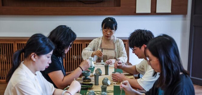 游客在子城欢喜书店“江湖书局”民艺巷沉浸式体验传统篆香技艺 ...