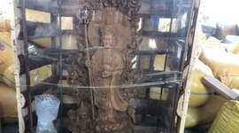 广西峒中海关查获夹藏菩萨沉香木雕摆件1件，重6.8千克