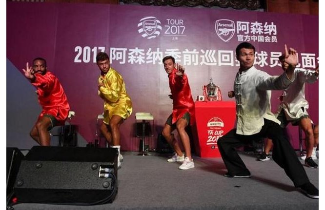 阿森纳中国行厄齐尔秀功夫 吉鲁被茶道折服