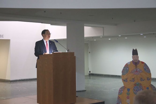 史明德大使出席《传神雅聚——中国明清肖像画展》开幕式