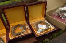 谨慎网购沉香，女子网购上万元沉香佛珠送人，结果很尴尬