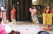 乌鲁木齐市博物馆观看汉服秀，体验中华优秀传统民俗